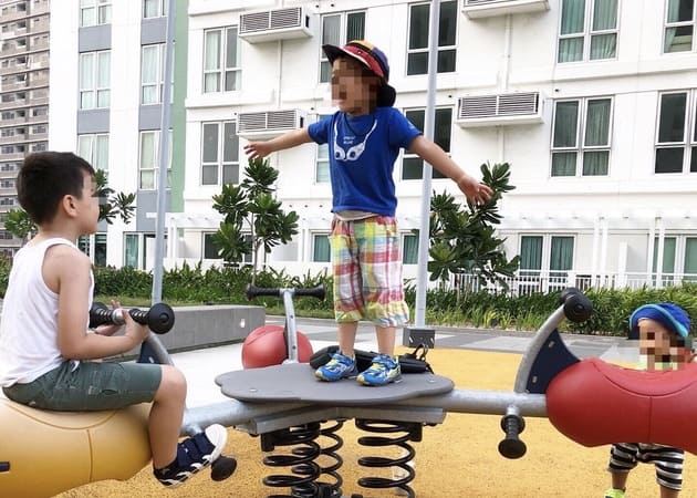 セブシティのコンドミニアムソリネアの公園で遊ぶ子どもたち
