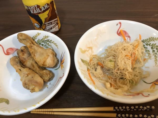 子どもたちのリクエストのビーフンとフライドチキン